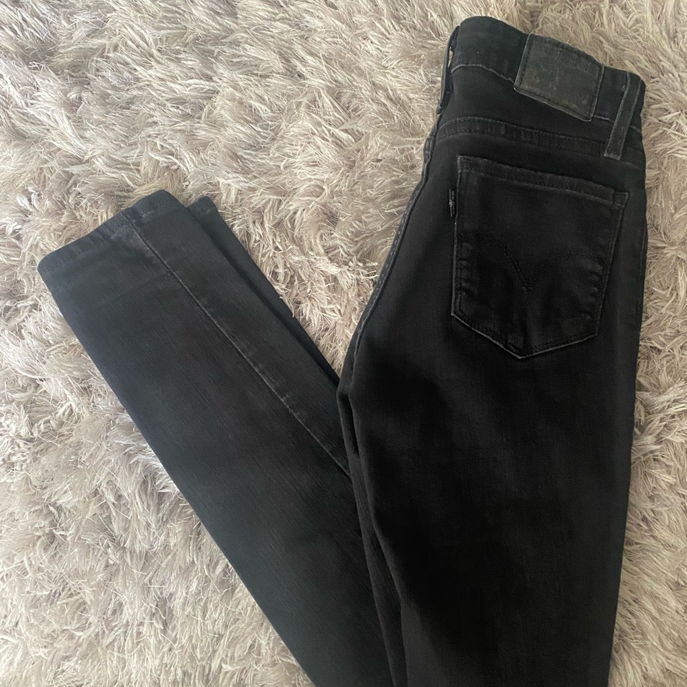 Women’s black distressed front Levi’s